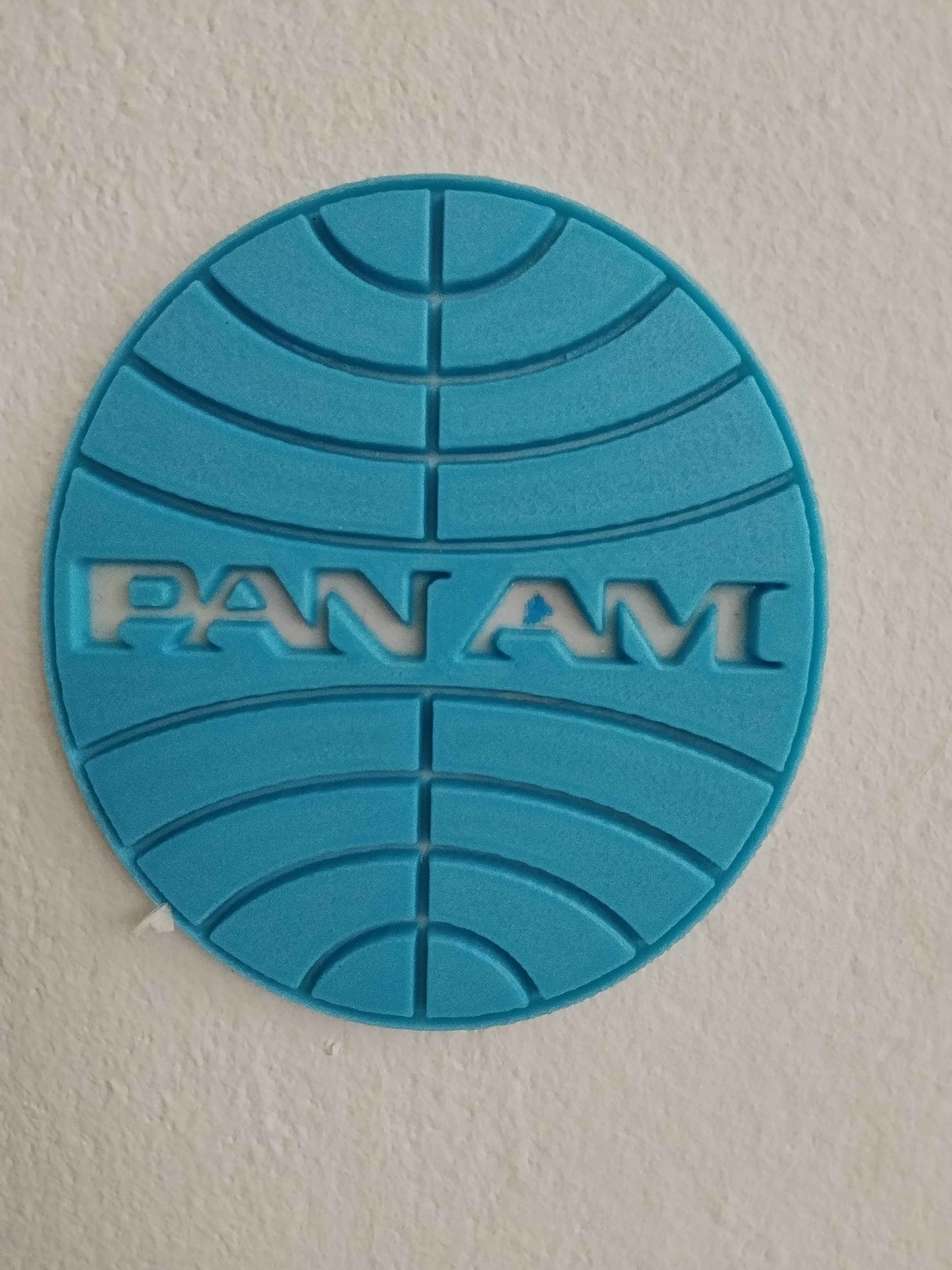 Plavi 3D štampani znak